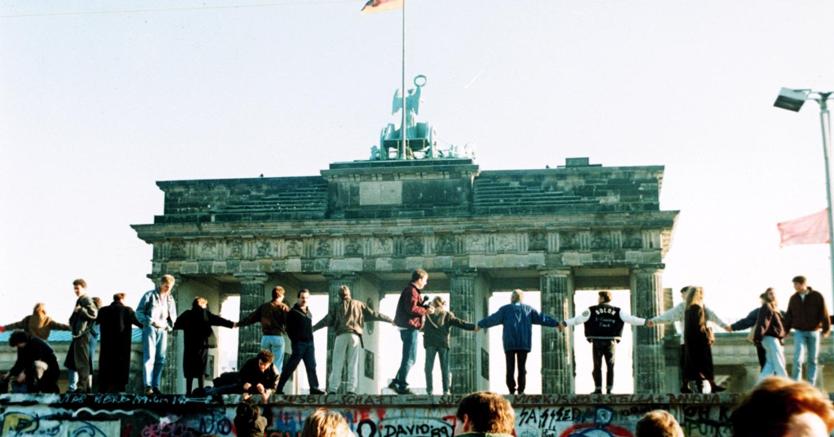10 Novembre  1989, i Berlinesi festeggiano la caduta del muro -AP Photo/Thomas Kienzle/str