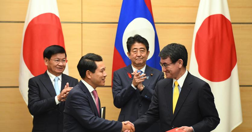 ShinzoAbe (al centro) inavvio del Mekong Summit a Tokyo