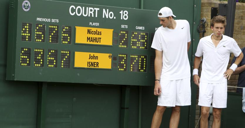 John Isner (a sinistra) e Nicolas Mahut al termine del match pi lungo della storia, giocato a Wimbledon nel 2010: undici ore e 5 minuti (Ap)