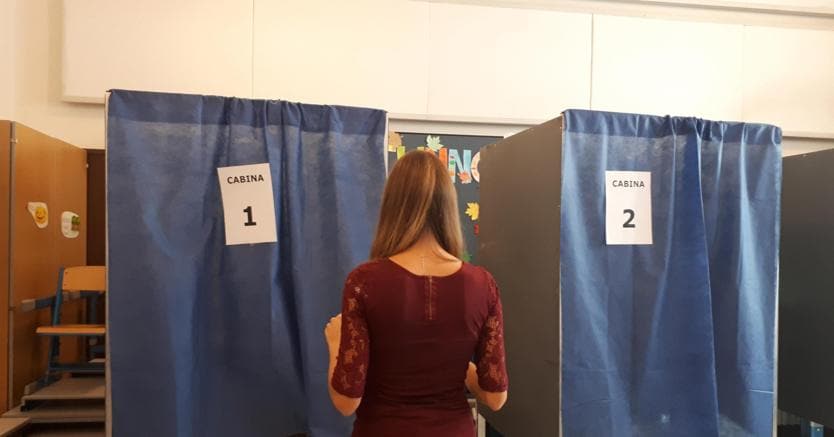 Operazioni di voto per  le elezioni provinciali in Trentino  (foto Ansa)