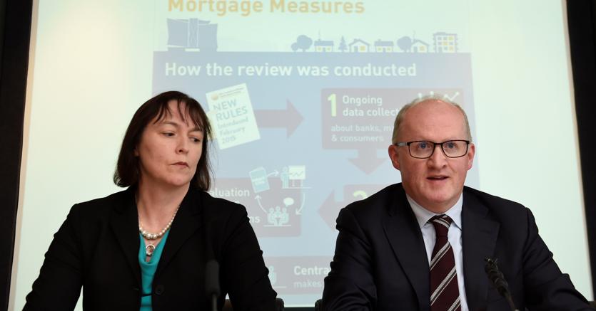 Da sinistra, la vice governatrice della Banca centrale irlandese Sharon Donnery con il governatore Philp Lane (Reuters)