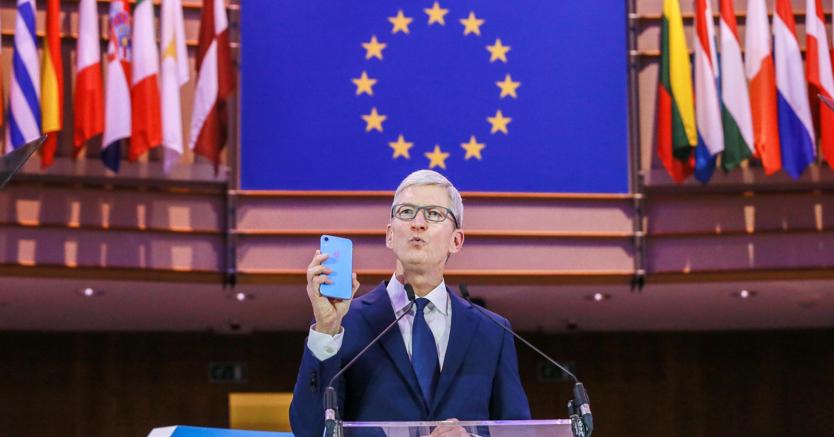 Il ceo di Apple, Tim Cook, durante il discorso tenuto alla 40ma Conferenza internazionale sulla protezione dei dati e privacy al Parlamento europeo. (EPA/ Stephanie Lecocq)