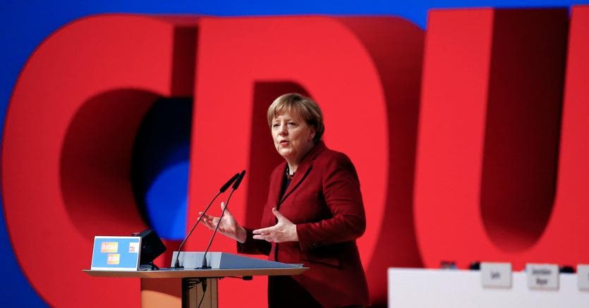 Angela Merkel pronta a lasciare la guida Cdu dopo 18 anni - REUTERS/Kai Pfaffenbach/File Photo