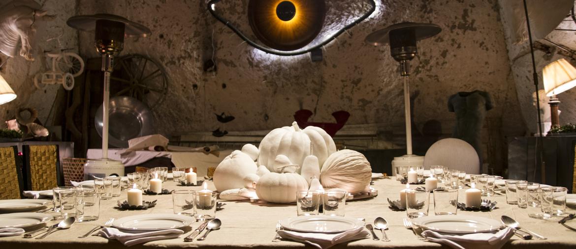 La “Grotta”, il laboratorio dell'artista Michele Iodice che allestisce tavole post moderne con i servizi e le suppellettili create da lui