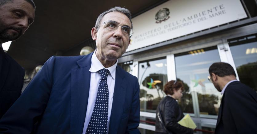 Il ministro Sergio Costa (Ansa)