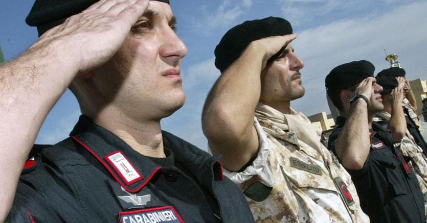 Il saluto delle truppe italiane a Nassiriya, in occasione del primo anniversario del devastante attacco contro il contingente dell’esercito - novembre 2004 (Afp)