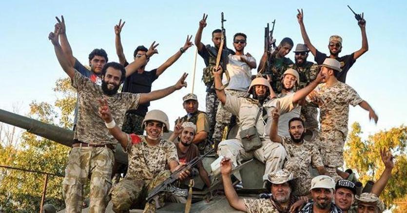 Centinaia di milizie - stando alle ultime stime almeno 300 - si spartiscono il territorio libico (nella foto AP un’immagine della liberazione di Sirte dall’Isis nel 2016) 