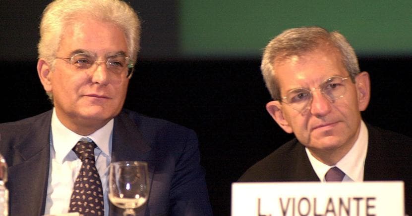 L’ex presidente della Commissione Antimafia Luciano Violante (destra) nel 2000 con il futuro capo dello Stato Sergio Mattarella