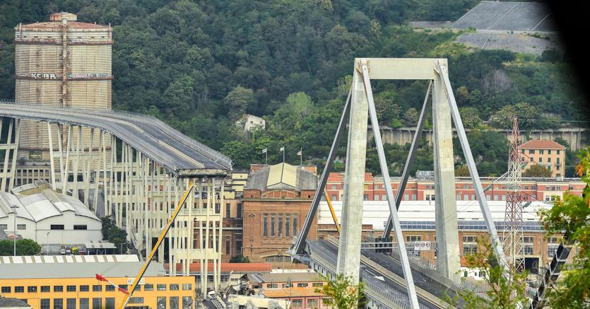 Un’immagine del ponte Morandi di Genova crollato a met agosto