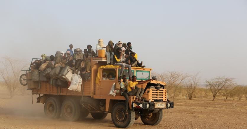 Dal Niger partono camion carichi di migranti. Destinazione Libia (foto Reuters)