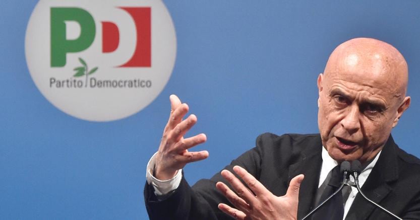 L’unico a tenere alto il vessillo dell’originaria vocazione maggioritaria del Pd sembra essere Marco Minniti, appoggiato dai renziani e da molti sindaci e amministratori locali (Ansa)