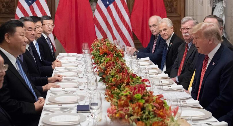 Xi Jinping e Donald Trump, con le rispettive delegazioni, al G20 di Buenos Aires