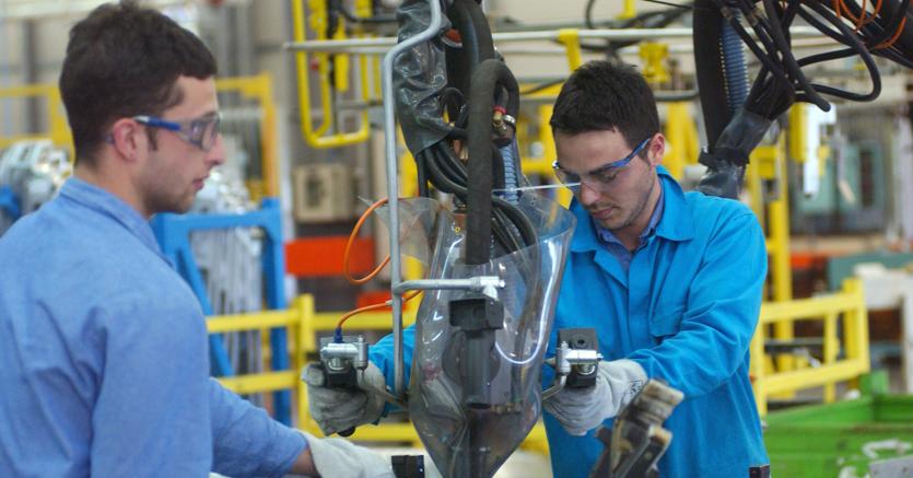 Tra le misure che le imprese considerano necessarie per il rilancio dell’economia l’abbattimento del costo del lavoro. Il taglio al cuneo fiscale sembra essere sparito dai radar del governo, e delle misure delineate nella manovra attualmente all’esame della Camera (foto Agf)