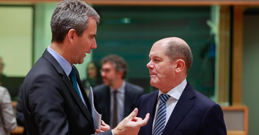Da sinistra, il ministro delle Finanze austriaco Hartwig Loeger con il collega tedesco Olaf Scholz (Epa)