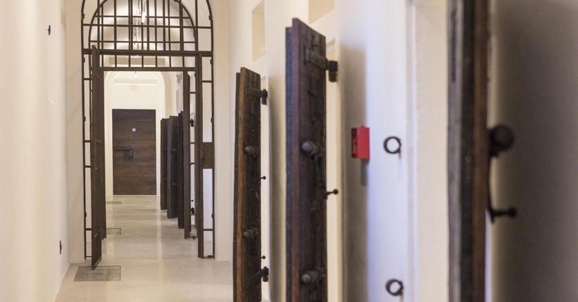 Sono stati sottoscritti due protocolli per l'impiego delle persone detenute nel carcere di Secondigliano, a Napoli. Il primo è un progetto che prevede il loro impiego nell'ambito di interventi di pulizia e restituzione del decoro di alcuni spazi pubblici come aree verdi e piazze della città di Napoli. Il secondo annuncia l'apertura di un centro autorizzato per le revisioni di autovetture e veicoli stradali fino a 3,5 tonnellate. Qui lavoreranno i detenuti (foto Ansa)