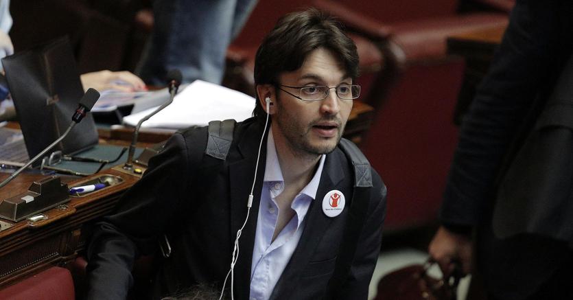 L'ex deputato M5S Matteo Dall'Osso, passato per protesta a Forza Italia dopo che il suo emendamento, più volte accantonato, è stato alla fine respinto dalla commissione Bilancio della Camera (foto Ansa)