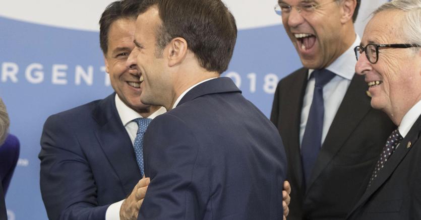 Giuseppe Conte con Emmanuel Macron al recente G20 di Buenos Aires, insieme al premier olandese Mark Rutte e al presidente della Commissione europea Jean-Claude Juncker (Epa) 