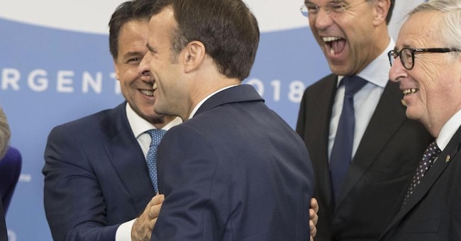 Giuseppe Conte con Emmanuel Macron al recente G20 di Buenos Aires, insieme al premier olandese Mark Rutte e al presidente della Commissione europea Jean-Claude Juncker (Epa)  