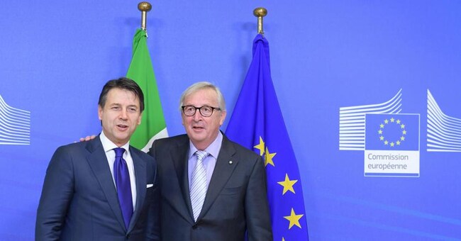 Il presidente del Consiglio Giuseppe Conte  e il presidente della Commissione Europea Jean-Claude Juncker a Palazzo Berlaymont per il vertice sulla manovra (Ansa) 