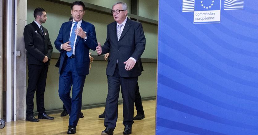 Bruxelles. Giuseppe Conte e il presidente della Commissione Ue Jean-Claude Juncker (Ansa)
