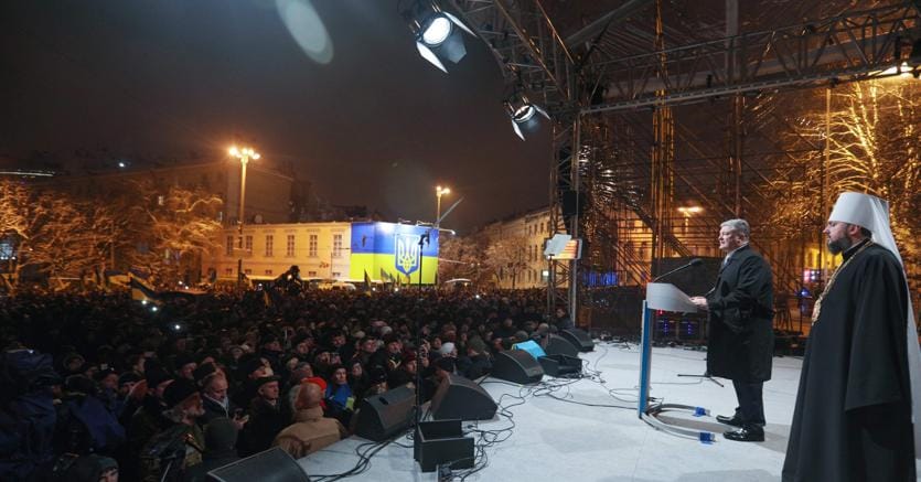 Il presidente Petro Poroshenko ha presentato il nuovo patriarca alla folla riunita davanti alla cattedrale di Santa Sofia, a Kiev