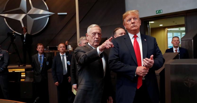 Il presidente americano Donald Trump (a destra) con il dimissionario segretario alla Difesa Jim Mattis 