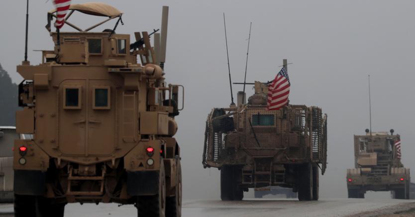 Blindati americani a Manbij, Siria settentrionale. Il ritiro Usa aprirebbe la possibilità di un attacco turco contro le milizie curde alleate degli Stati Uniti