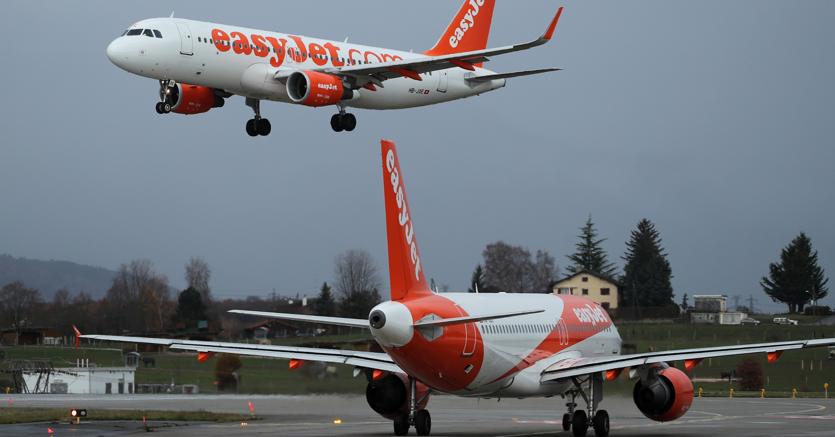 Due aerei della compagnia easyJet all’aeroporto di Ginevra (Reuters)