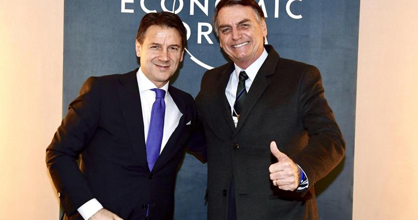 Da sinistra, Giuseppe Conte con il presidente del Brasile Jair Bolsonaro, con cui ha avuto un bilaterale a Davos (Ansa)