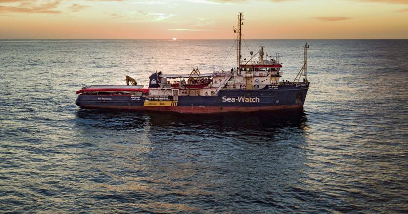 Un’immagine di repertorio della nave Sea Watch impegnata nel Mediterraneo