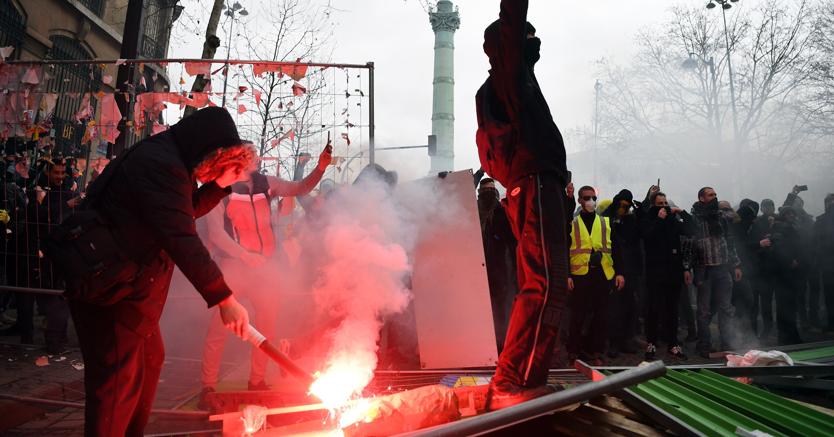 Francia: Gilet gialli, scontri alla Bastiglia Francia: Gilet gialli, scontri alla Bastiglia