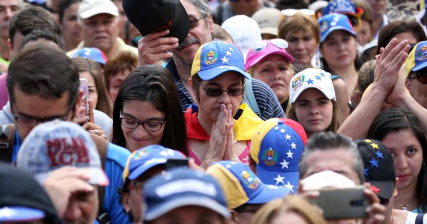 
L’attesa. Sostenitori di Juan Guaid, il leader dell’opposizione autoproclamatosi presidente, sono tornati ieri a manifestare a Caracas insieme ai deputati dell’Assemblea nazionale (foto Reuters)


