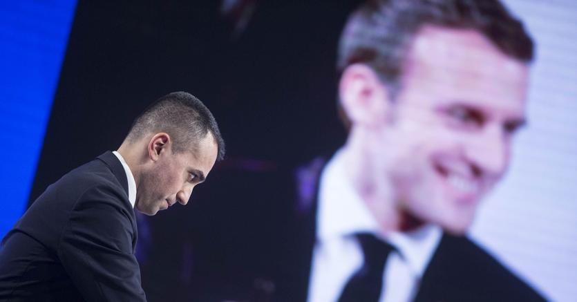 Luigi di Maio e sullo sfondo Emmanuel Macron (Imagoeconomica)