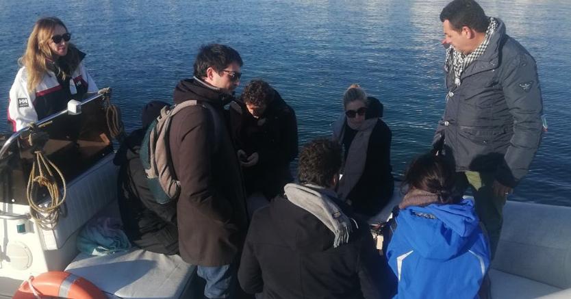 Stefania Prestigiacomo (sinistra), Nicola Fratoianni (secondo da sinistra) e Riccardo Magi (terzo da sinistra) sul gommone che li ha portato a bordo della Sea Watch (foto tratta dal profilo Twitter di Fratoianni)