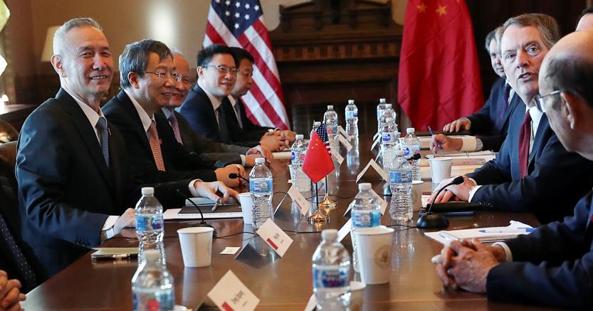 Washington. Il vicepremier  Liu He (primo a sinistra) di fronte al rappresentante al Commercio Usa Robert Lighthizer (Reuters)