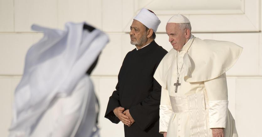Il Papa ha sottoscritto il Documento di fratellanza con Ahmed al-Tayeb, l’Imam di Al Azhar, massima autorità musulmana sunnita (foto Ansa)
