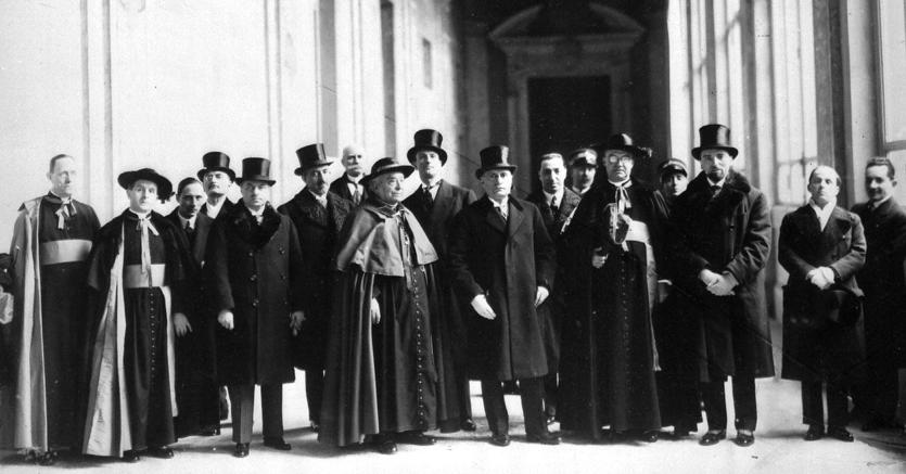 Foto d'archivio di Benito Mussolini con prelati in Vaticano per la firma dei Patti Lateranensi (Ansa)