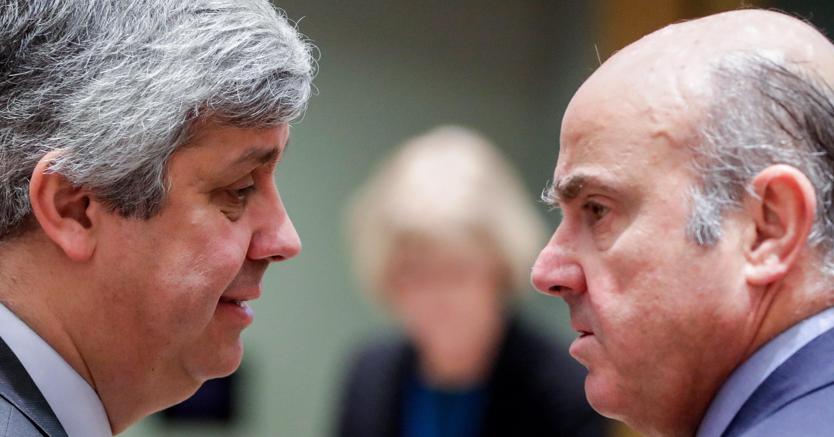 A sinistra, il presidente dell’Eurogruppo e ministro delle Finanze portoghese, Mario Centeno, con il vicepresidente della Bce Luis de Guindos (Epa)