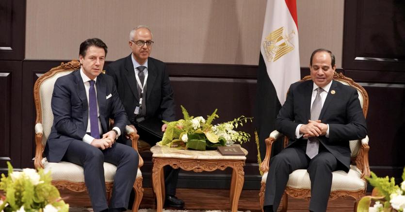 Il presidente del consiglio Giuseppe Conte ha incontrato il presidente egiziano Abdel Fattah Al Sisi, a margine del primo summit tra Unione Europea e Lega Araba a Sharm el-Sheikh (foto Ansa)