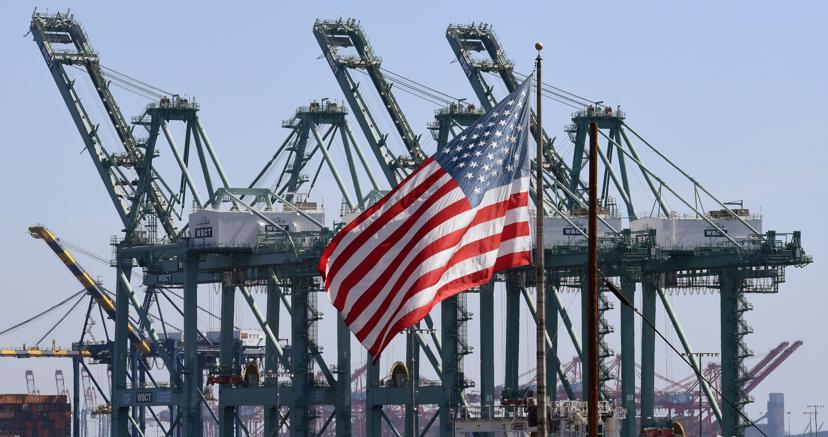 Il porto di Long Beach nella contea di Los Angeles (Afp)