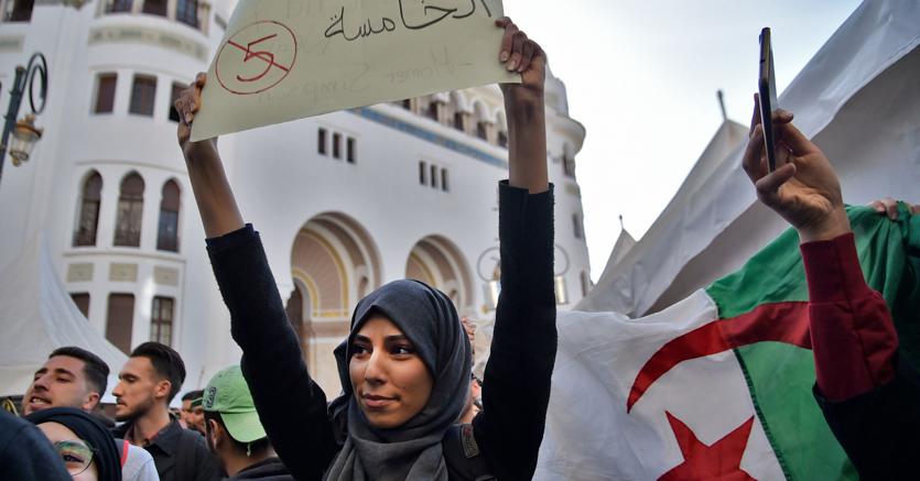 Una nuova primavera? Ad Algeri la gente protesta contro la candidatura del presidente Bouteflika, 82 anni