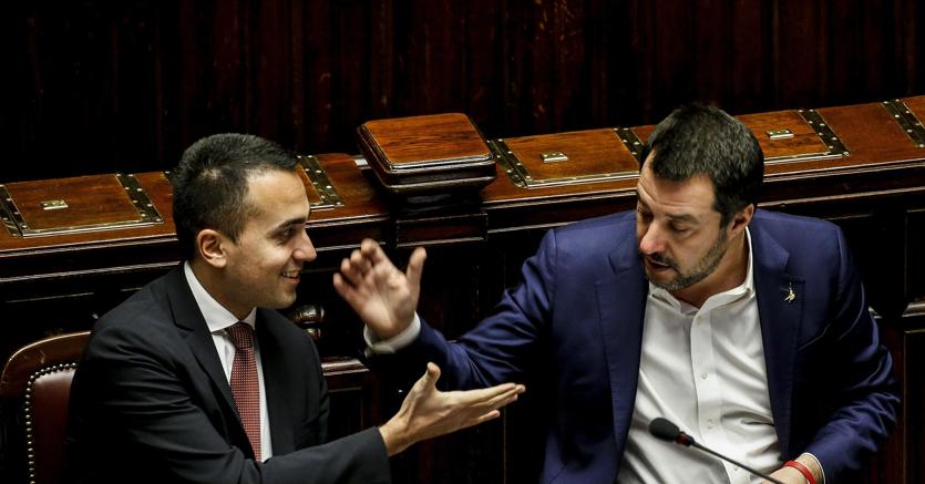 Due dossier che, allo stato attuale, registrano posizioni distanti all’interno della maggioranza giallo verde. Da una parte il rapporto con Huawei, il colosso delle telecomunicazioni cinese che si è fatto avanti per sviluppare la rete 5G in Italia. Dall’altra la via della Seta, il mastodontico progetto infrastrutturale lanciato dal presidente Xi Jinping, a cui l’Italia, prima tra i paesi del G7, potrebbe aderire già a fine mese (nella foto Ansa i due vicepremier Luigi Di Maio, a sinistra, e Matteo Salvini)