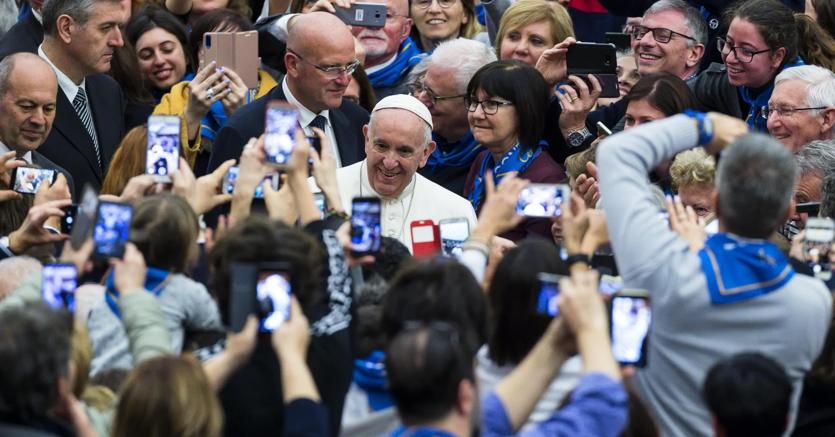 Papa Francesco durante l'udienza con i rappresentanti della Confederazione Italiana delle cooperative (Ansa)