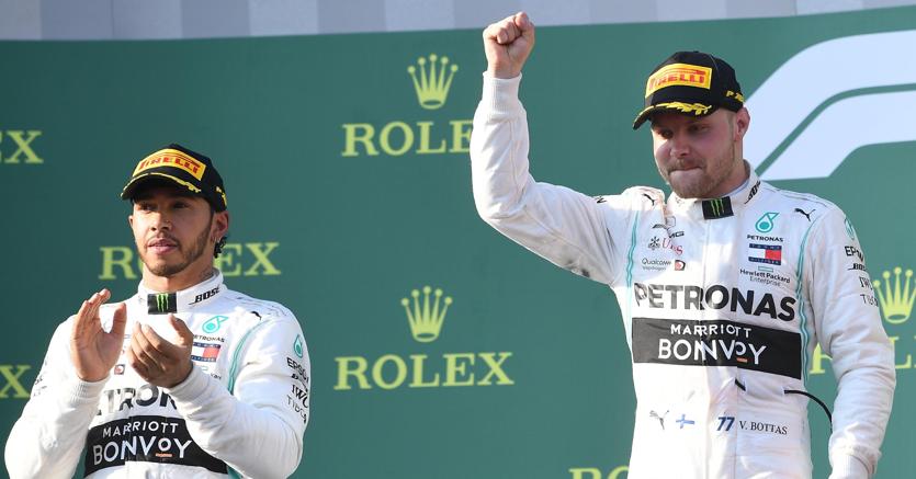 Valterri Bottas e Lewis Hamilton sul podio (Epa)
