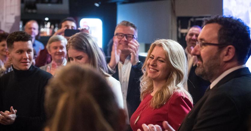 Zuzana Caputova con il suo partito durante l’attesa del risultato elettorale (Epa)