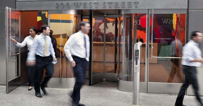 Dipendenti Goldman Sachs all’esterno del quartier generale di New York (Bloomberg)