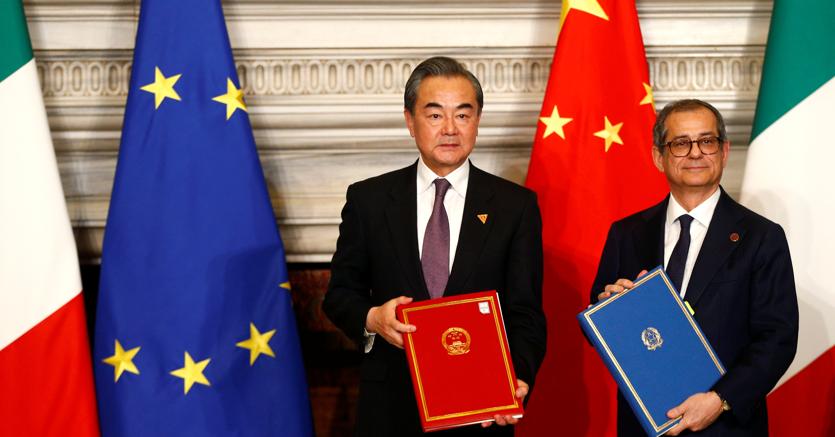 Il ministro degli Esteri cinese Wang Yi e il ministro dell’Economia e delle Finanze, Giovanni Tria (foto Reuters)