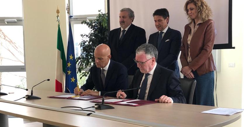 L'amministratore delegato di Eni, Claudio Descalzi (a sinistra nella foto) e il presidente del Consiglio Nazionale delle Ricerche (CNR), Massimo Inguscio firmano un Joint Research Agreement (JRA) per l'istituzione di quattro centri di ricerca congiunti nel Mezzogiorno. Alle loro spalle, da sinistra a destra, il presidente della Regione Puglia Michele Emiliano, il pesidente del Consiglio dei Ministri Giuseppe Conte e il ministro per il Sud Barbara Lezzi