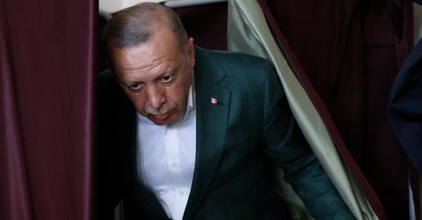 Elezioni Turchia: Erdogan perde Ankara dopo 25 anni di dominio, tracollo lira