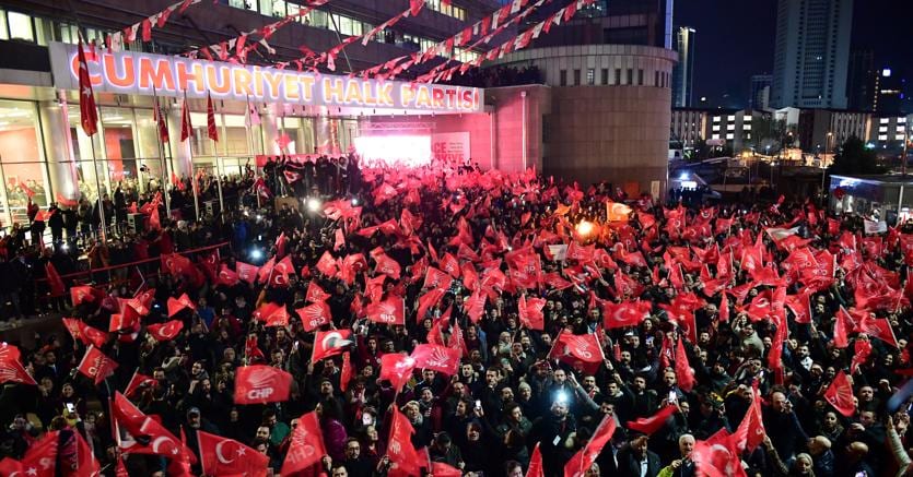 I sostenitori del Partito repubblicano (Chp) festeggiano la vittoria ad Ankara